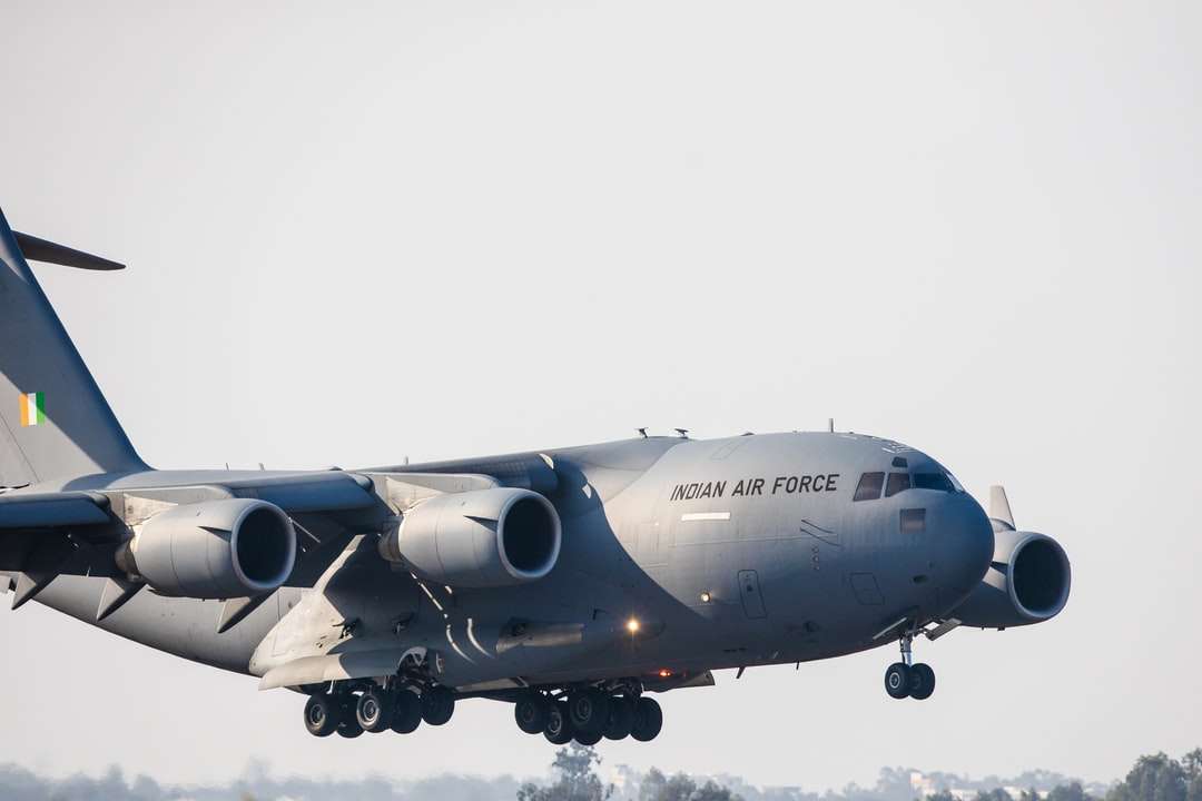 grå flygplan under vit himmel under dagtid Pussel online