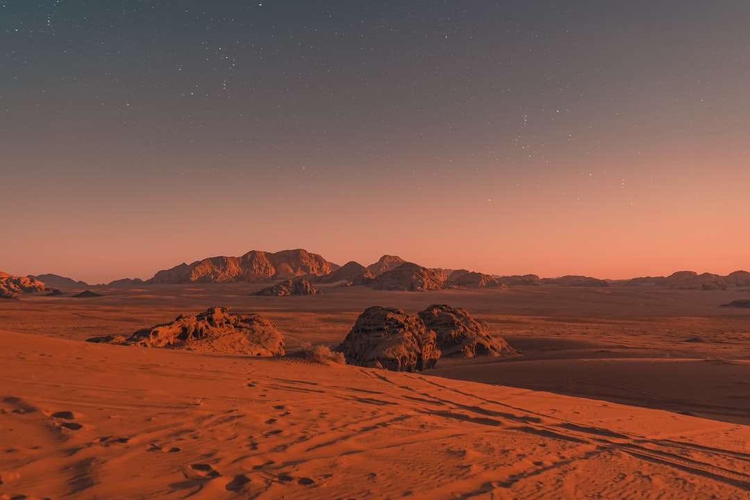 sabbia marrone sotto il cielo blu durante la notte puzzle online