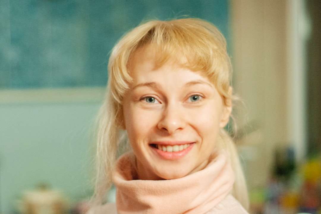fată blondă zâmbitoare purtând eșarfă albă jigsaw puzzle online