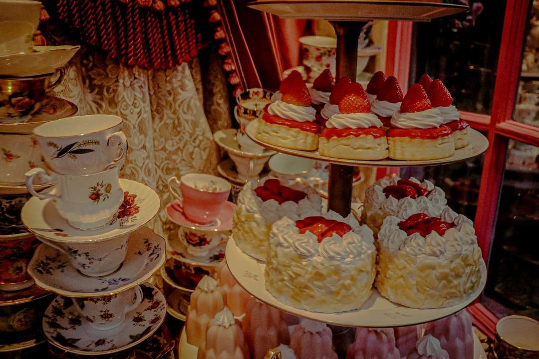 set de ceaiuri din ceramică florală albă și roșie puzzle online