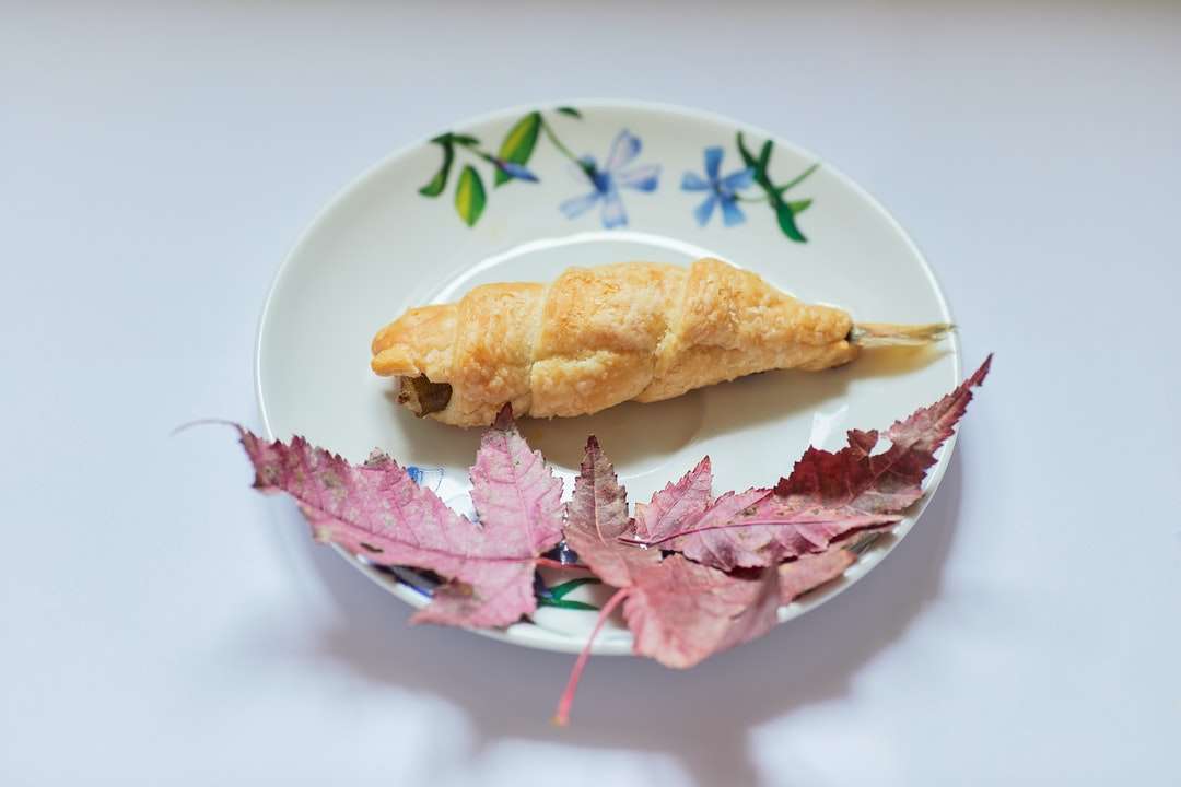 kenyér fehér és piros virágos kerámia tányérra kirakós online