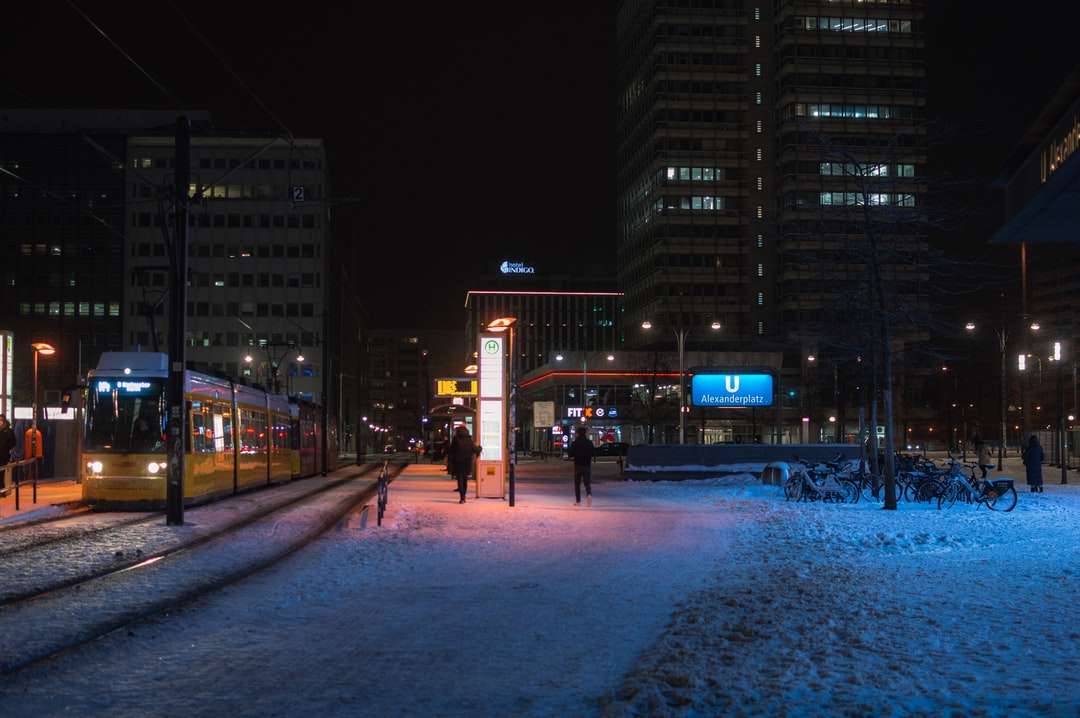 άτομα που περπατούν στο δρόμο κατά τη διάρκεια της νύχτας παζλ online
