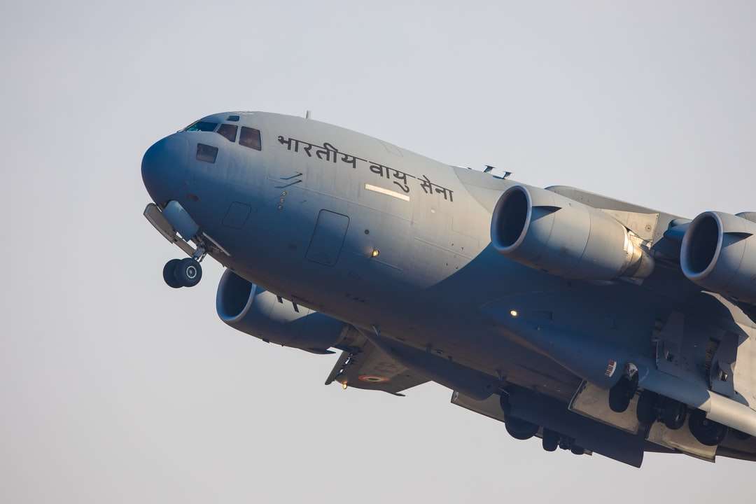 grijs passagiersvliegtuig onder witte hemel overdag legpuzzel online