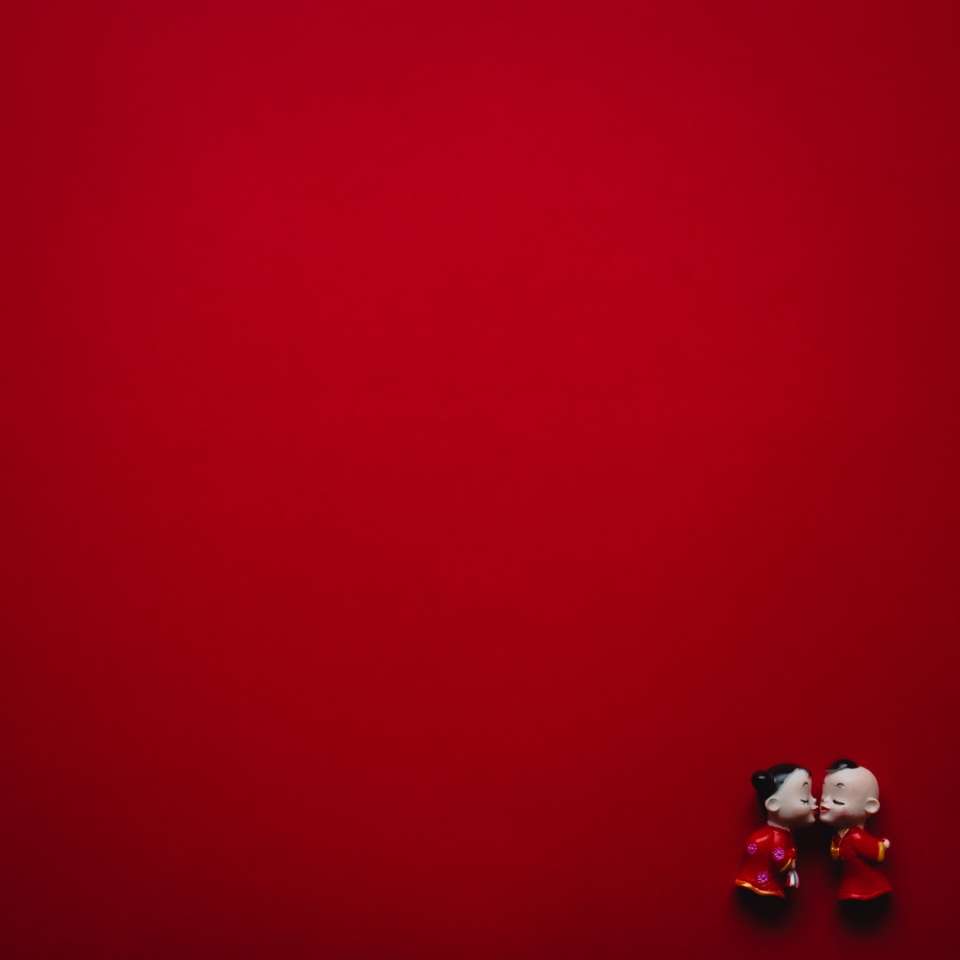 dívka a chlapec figurka na sobě červené šaty skládačky online