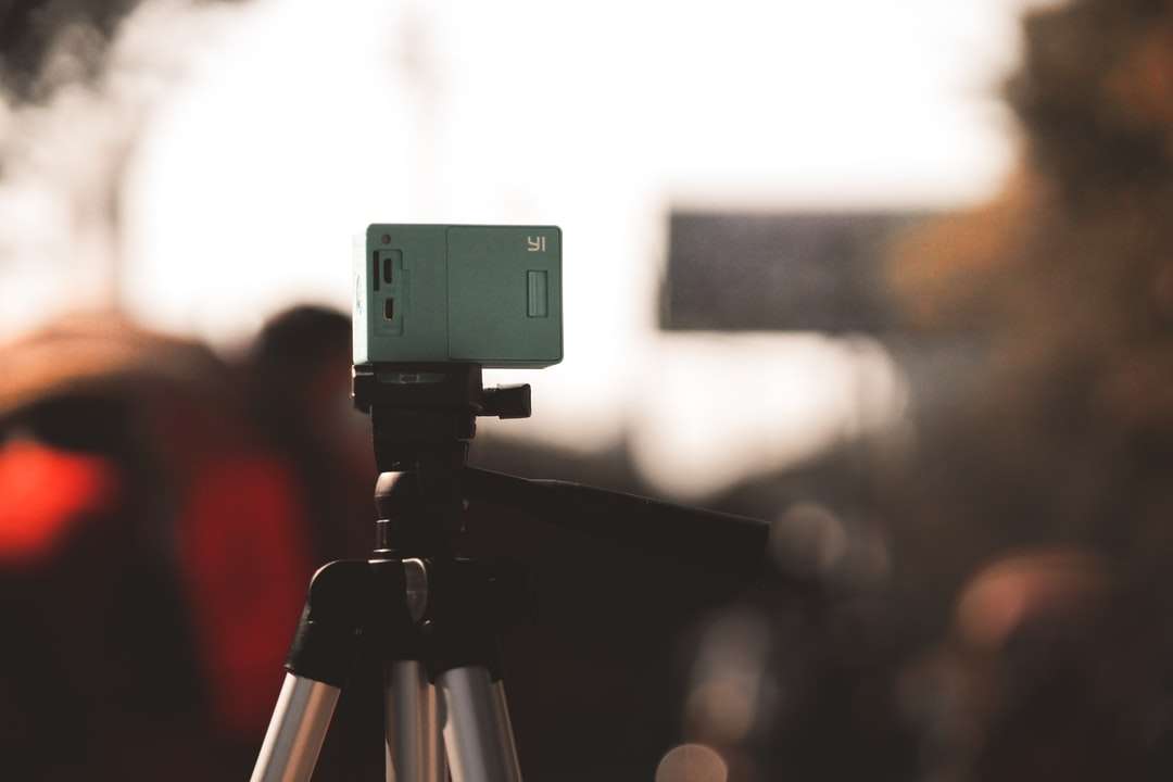 πράσινη και μαύρη κάμερα στο τρίποδο παζλ online