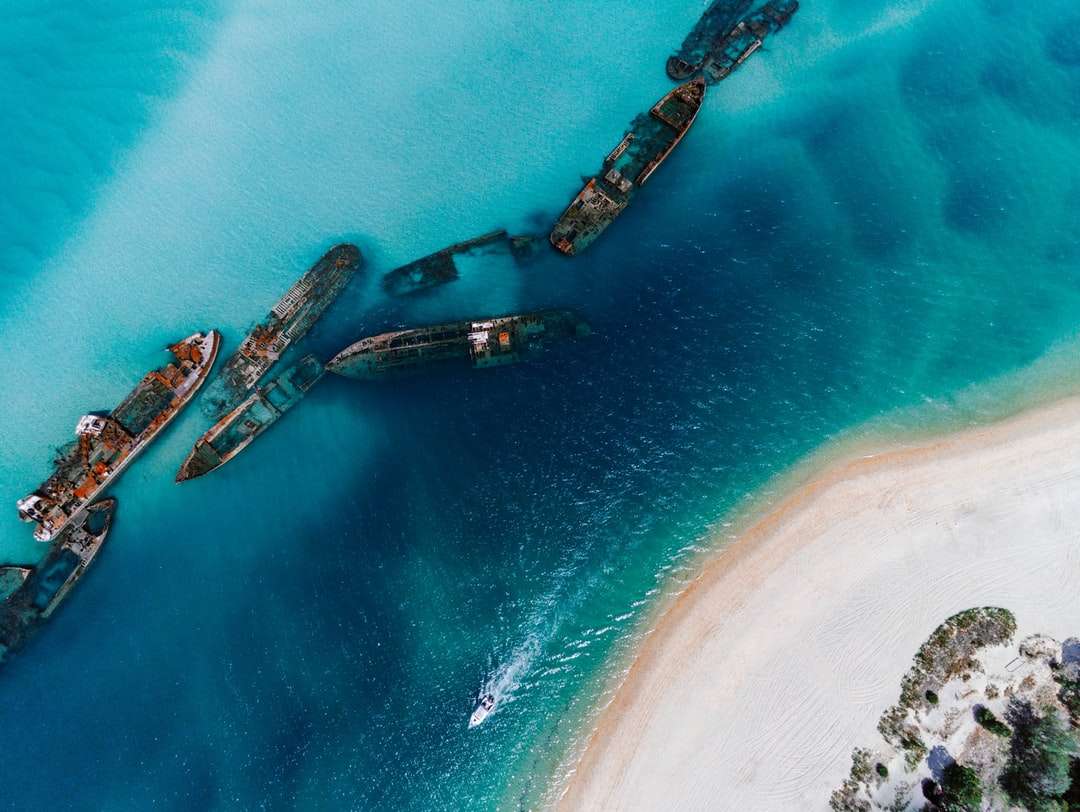 въздушен изглед на лодка по море през деня онлайн пъзел