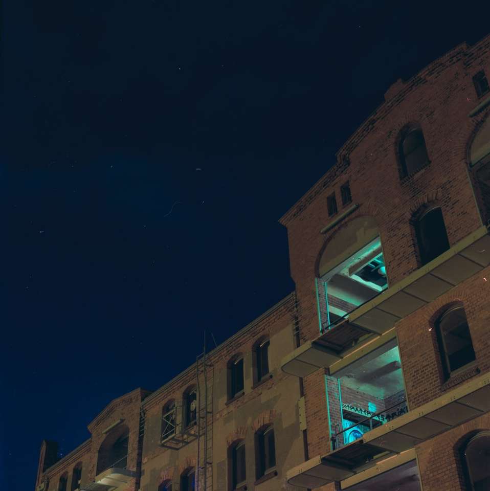 bruin betonnen gebouw tijdens de nacht online puzzel