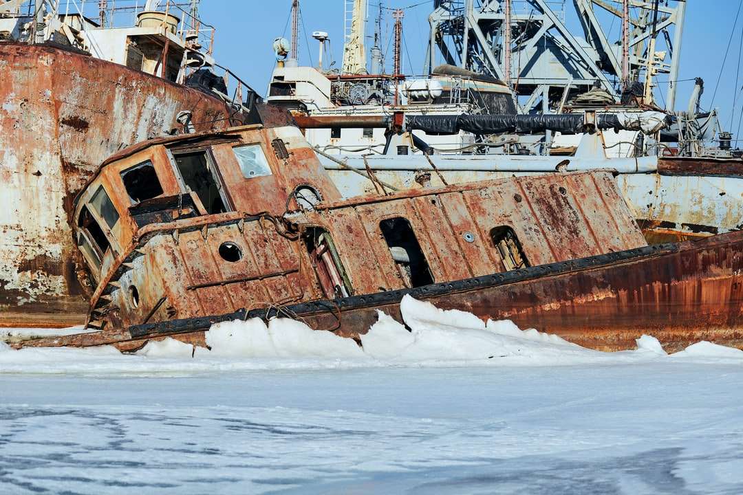 corabie maro și albă pe zăpadă albă jigsaw puzzle online