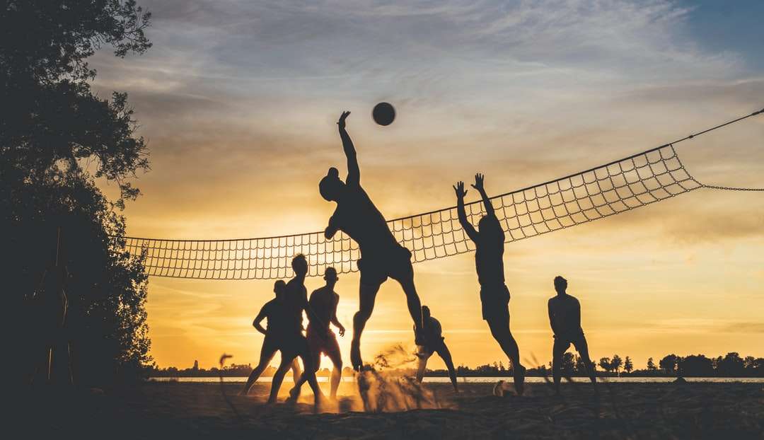 Silhouette von Leuten, die Basketball während des Sonnenuntergangs spielen Online-Puzzle