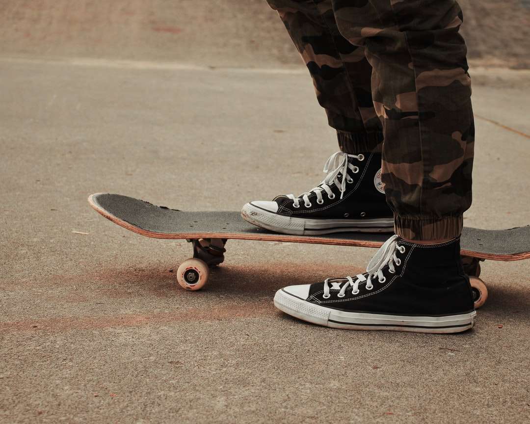 persoană îmbrăcată în adidași Nike, negri și albi, călare pe skateboard jigsaw puzzle online