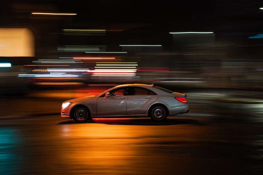 μαύρο σεντάν στο δρόμο κατά τη διάρκεια της νύχτας παζλ online