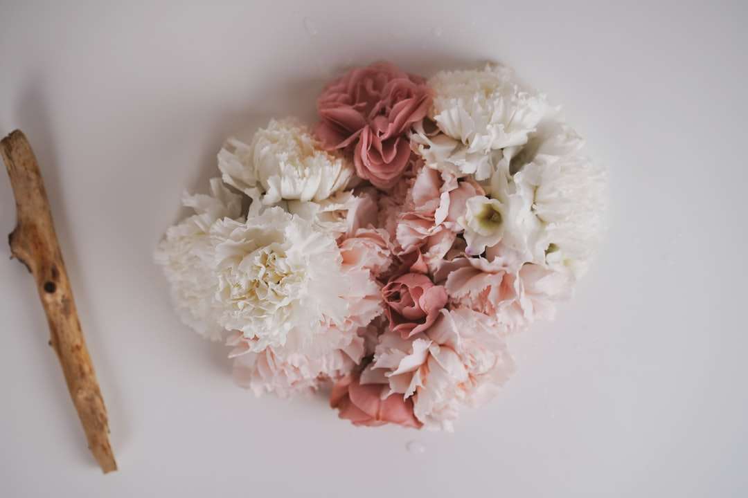 bouquet de roses blanches et rouges puzzle en ligne