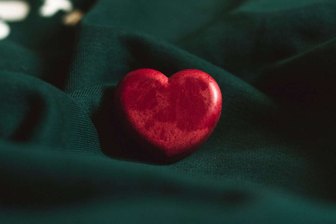 piros szív dísz a zöld textil kirakós online