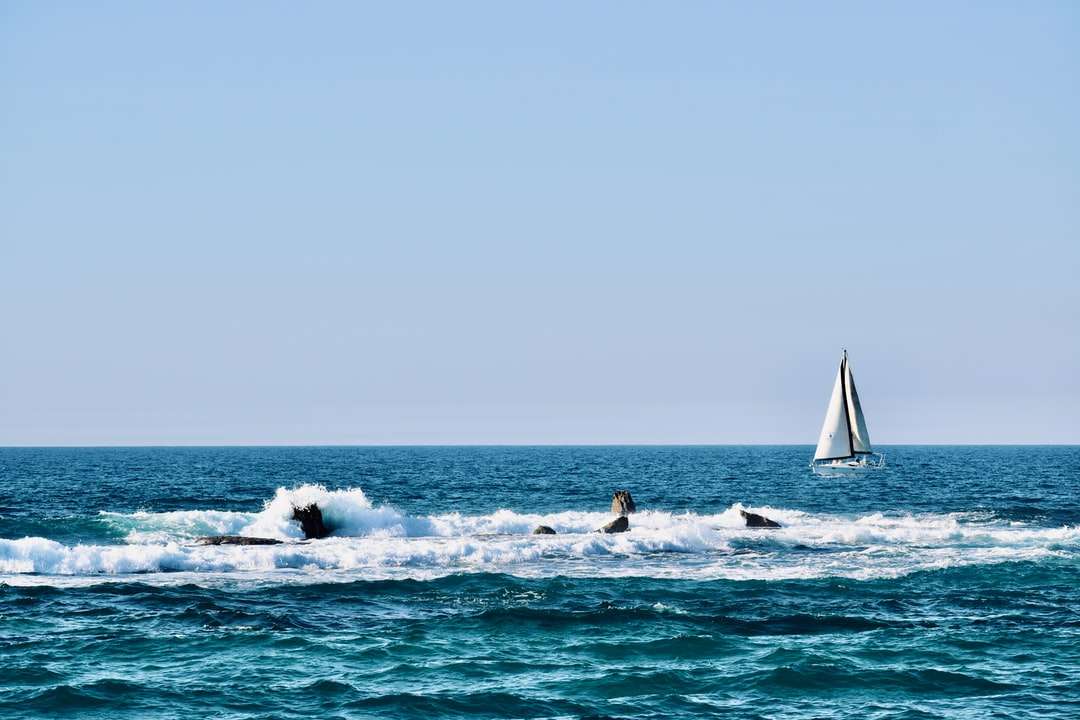 білий вітрильник на морі в денний час пазл онлайн