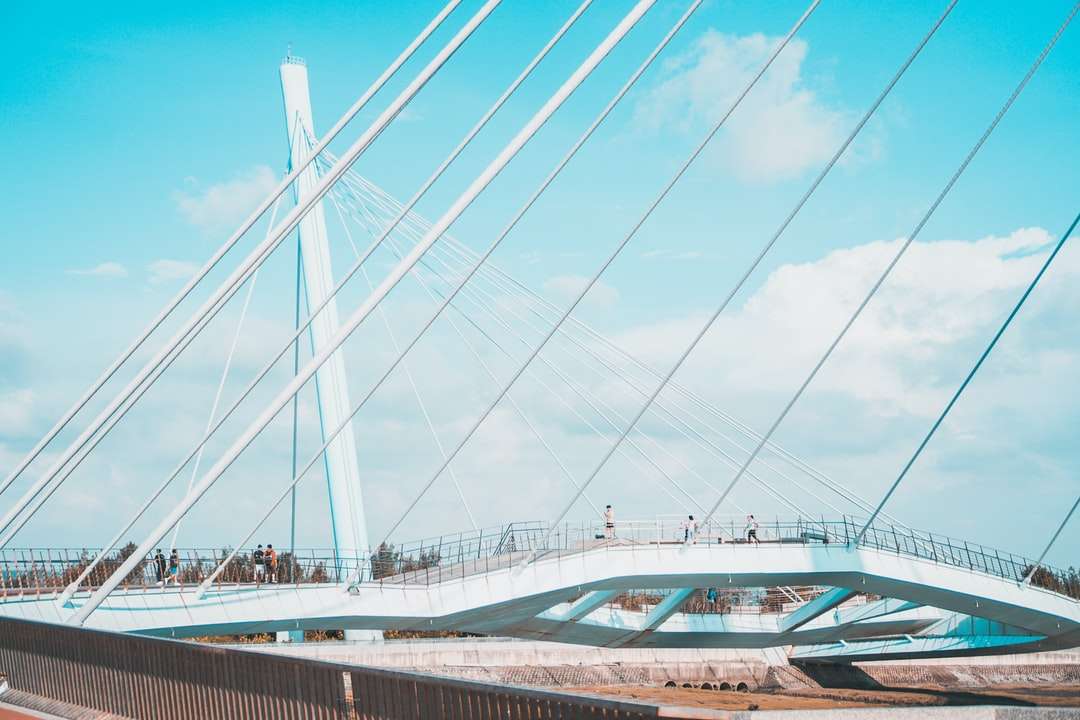 άσπρη και μπλε γέφυρα κάτω από άσπρα σύννεφα κατά τη διάρκεια της ημέρας online παζλ