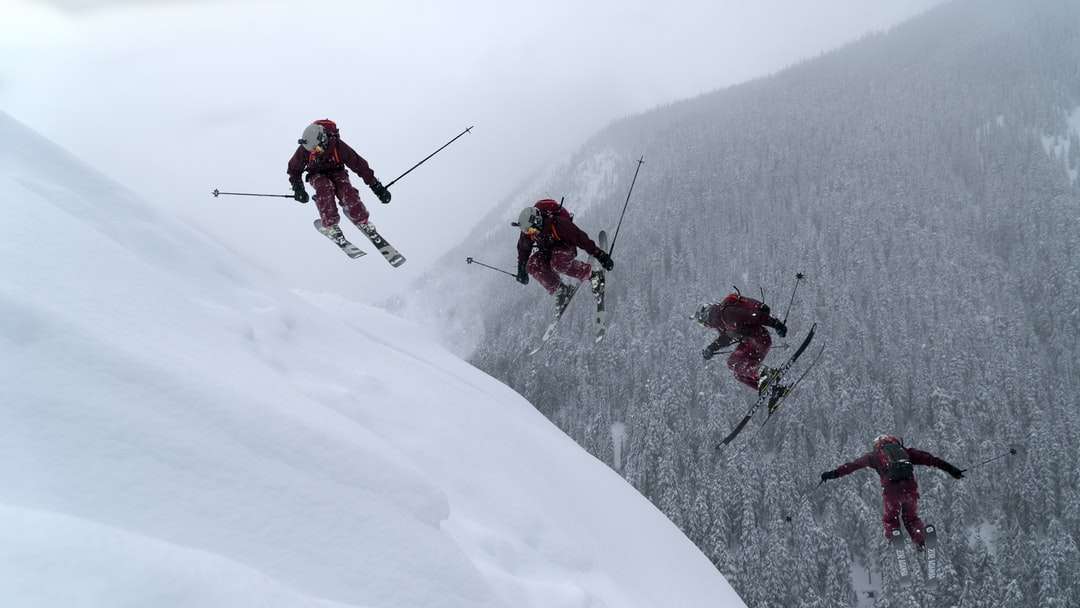 люди в красных куртках и черных штанах катаются на лыжах пазл онлайн