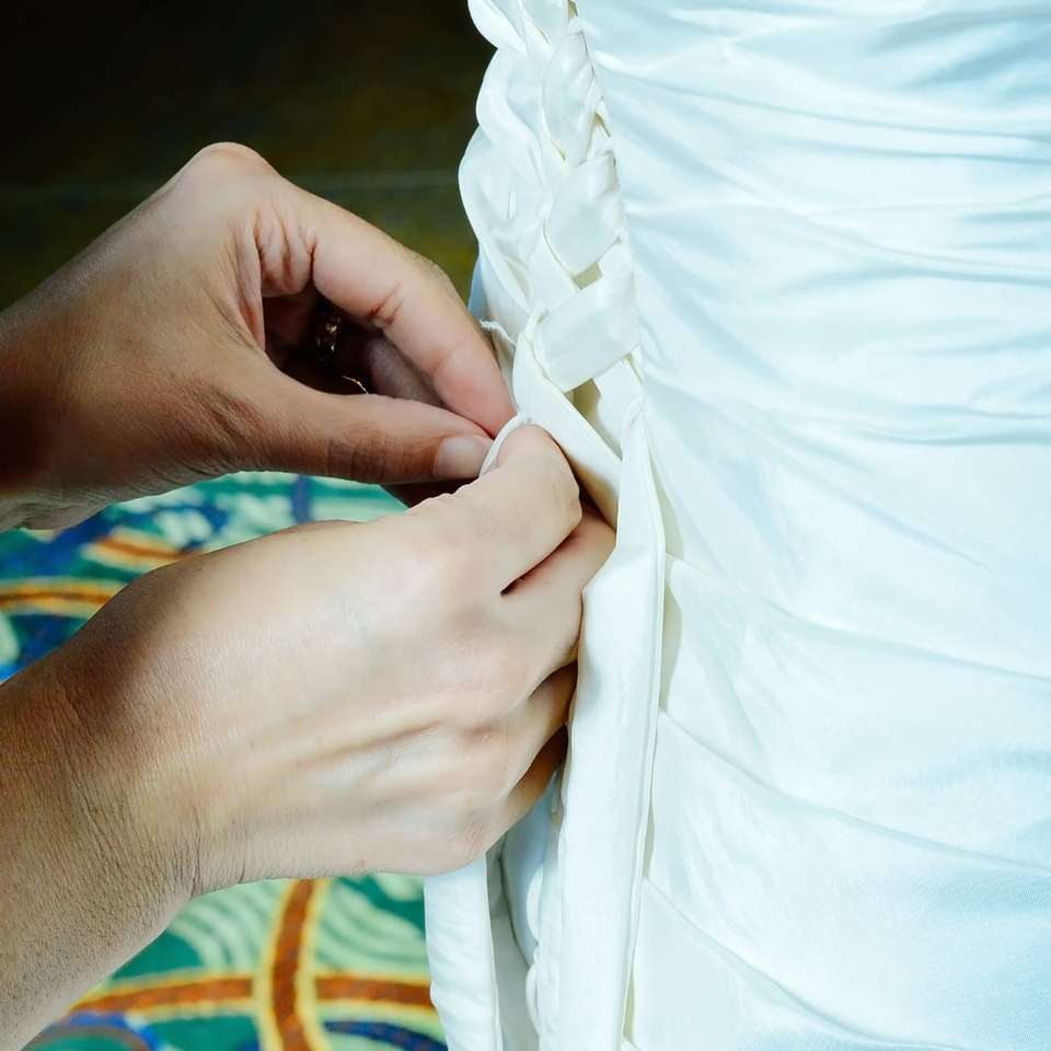 мужчина в белом платье держится за руки пазл онлайн