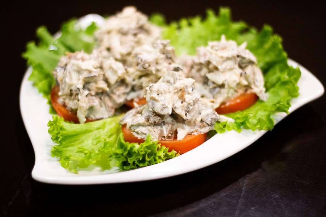 зеленчукова салата върху бяла керамична чиния онлайн пъзел