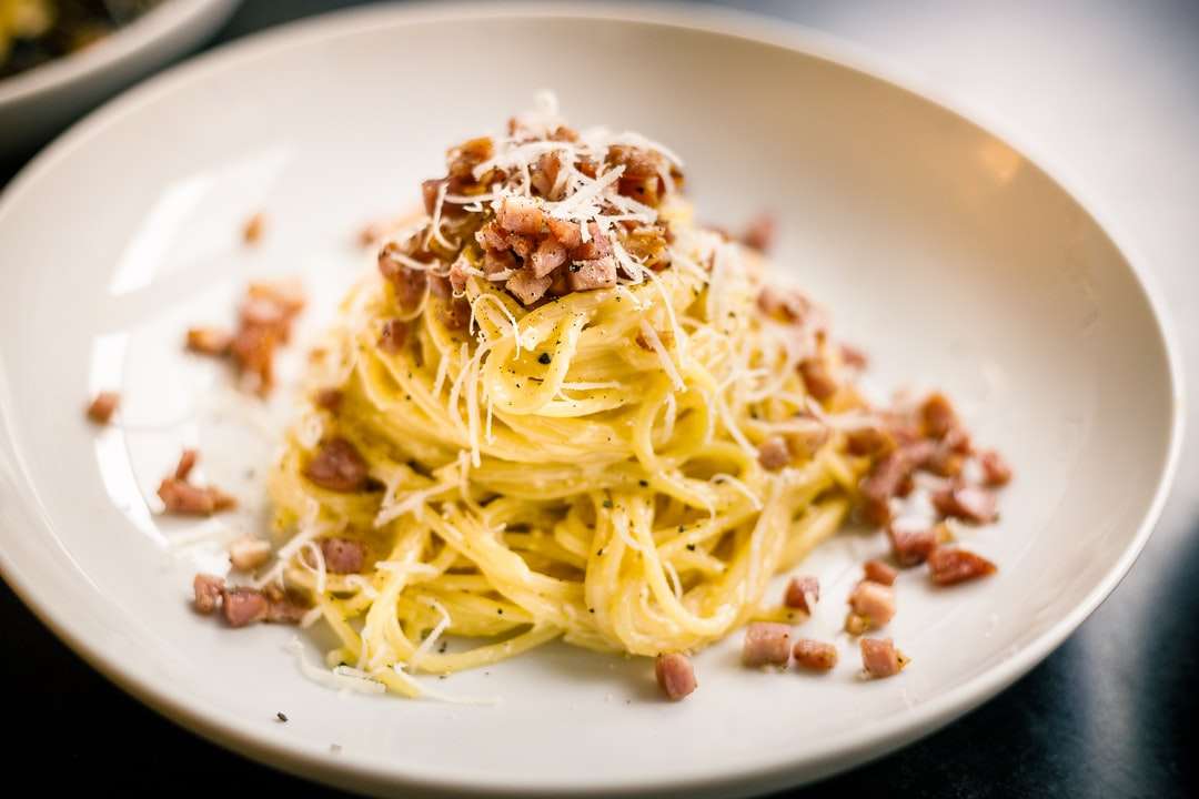 pasta på vit keramisk tallrik pussel på nätet