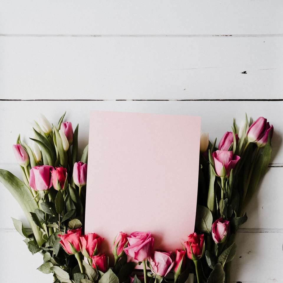 flori roz și albe pe masă albă puzzle online