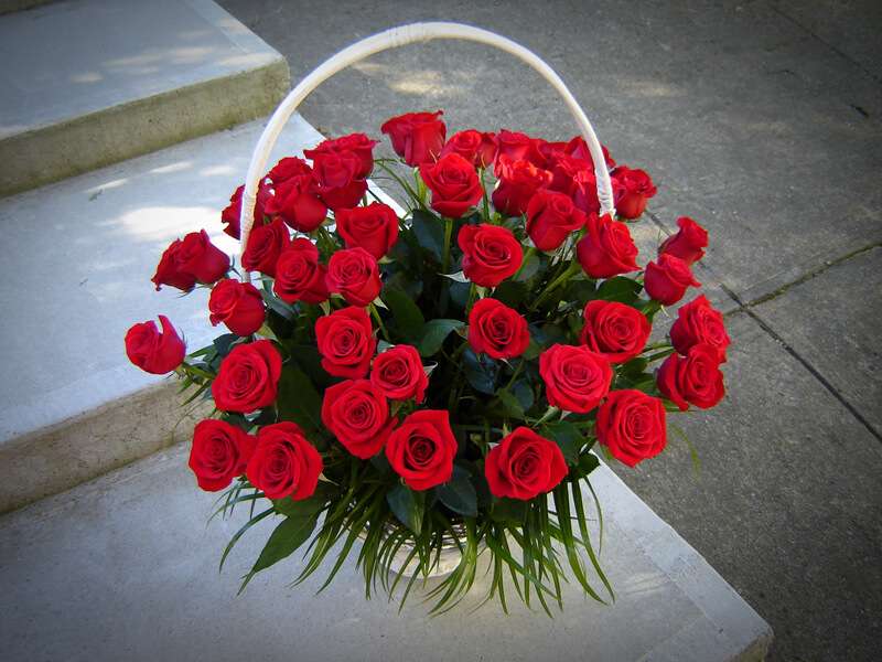 μπουκέτο με κόκκινα τριαντάφυλλα στο καλάθι παζλ online