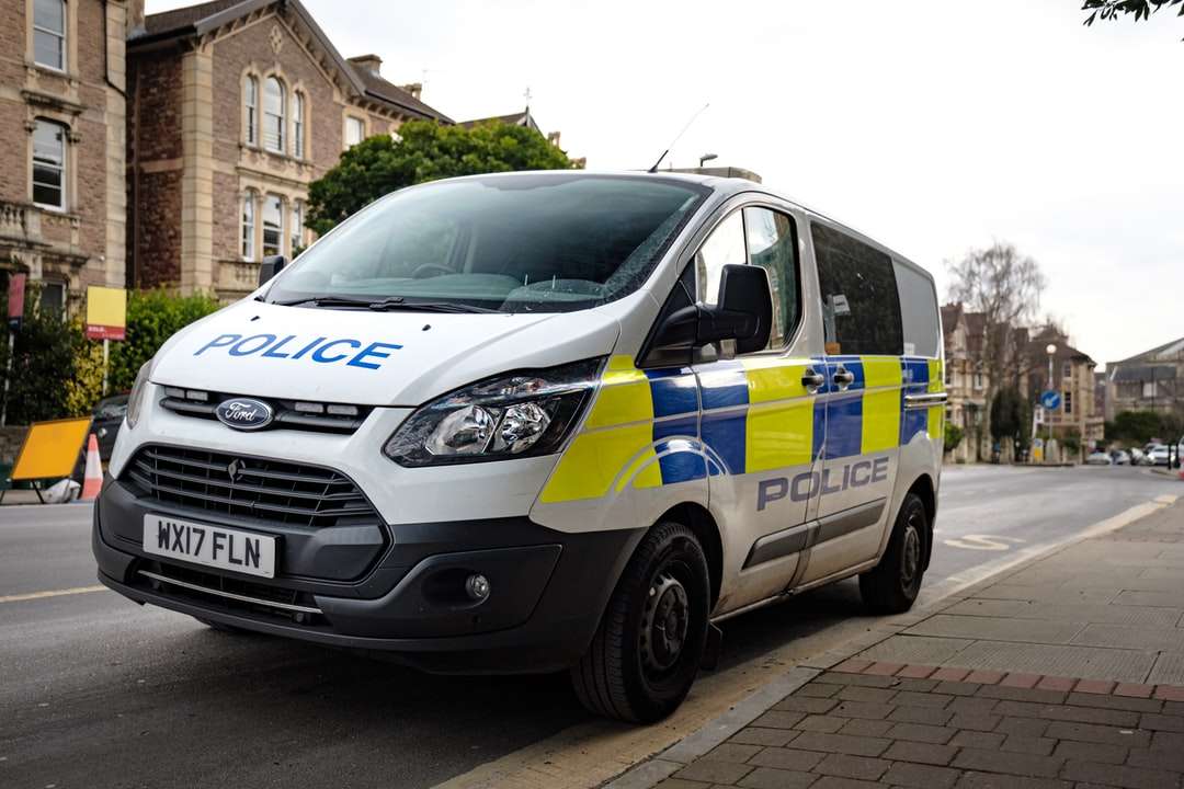 mașină de poliție albă și albastră puzzle online