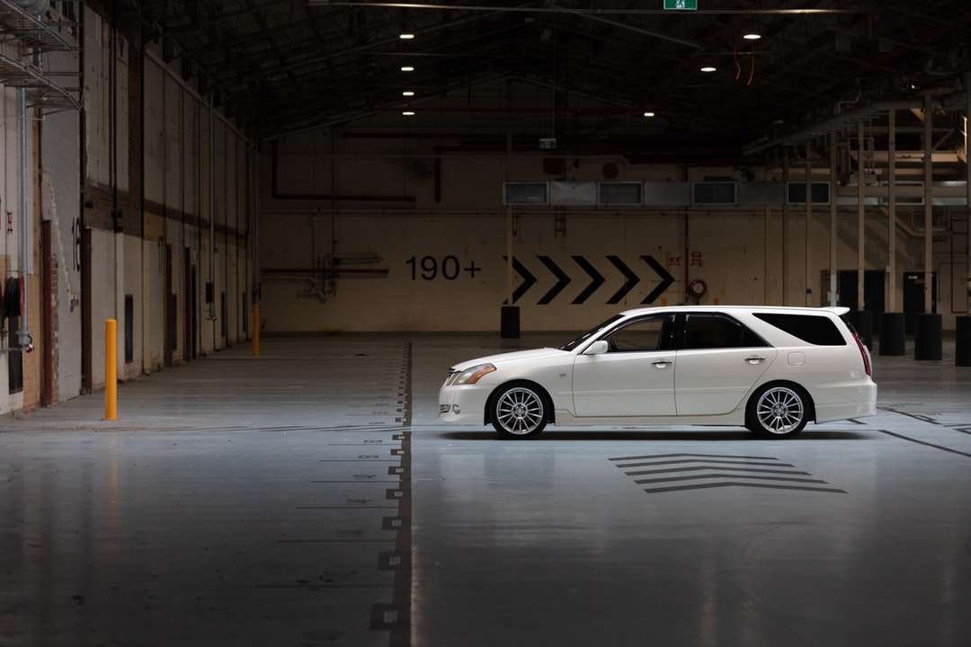 sedan branco estacionado na garagem puzzle online