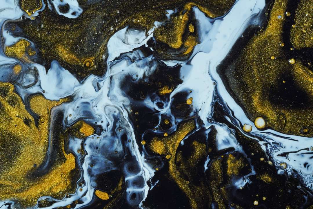 apa curge pe solul maro și negru jigsaw puzzle online