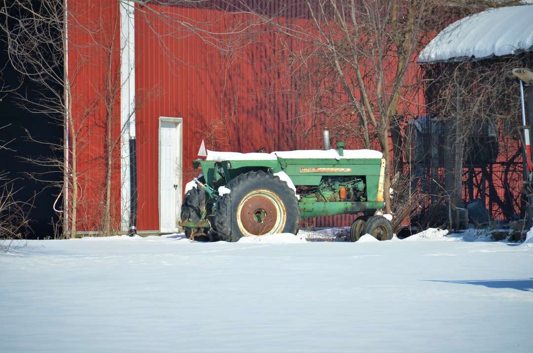 zöld és fekete traktor a hóval borított talajon kirakós online