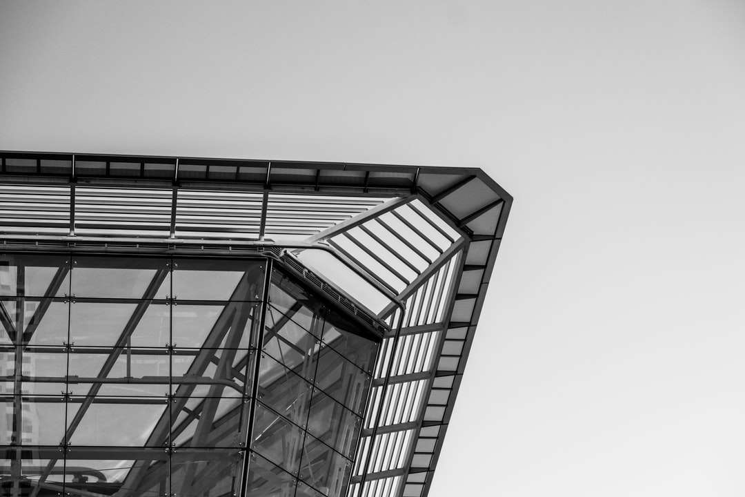 gråskalefoto av byggnad med glasväggar Pussel online