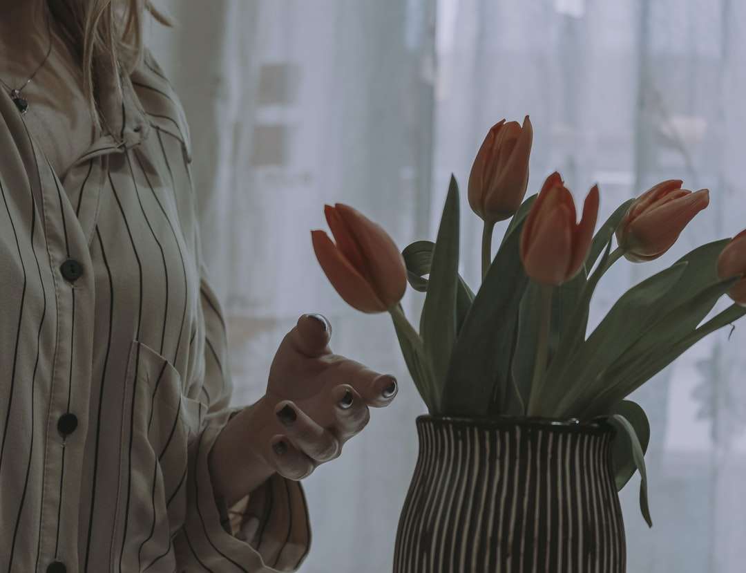 tulipas rosa em um vaso listrado de branco e preto quebra-cabeças online