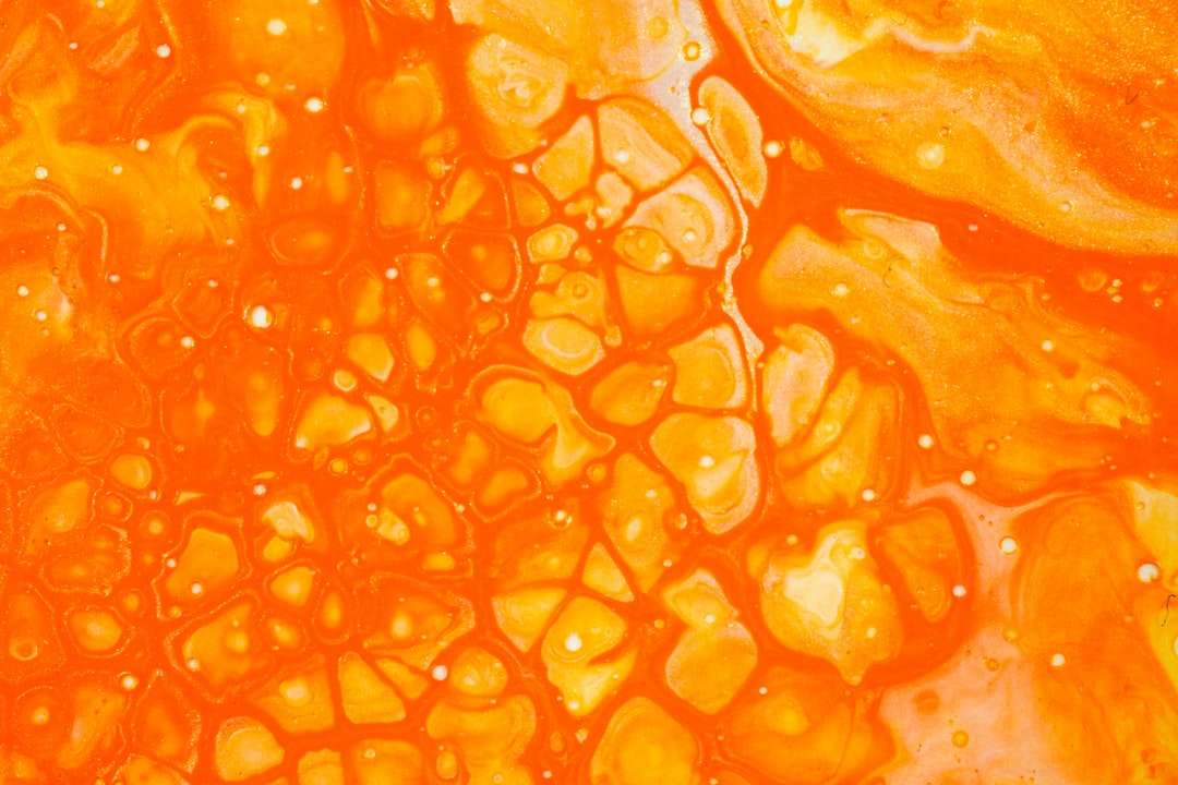 Liquide orange en gros plan puzzle en ligne