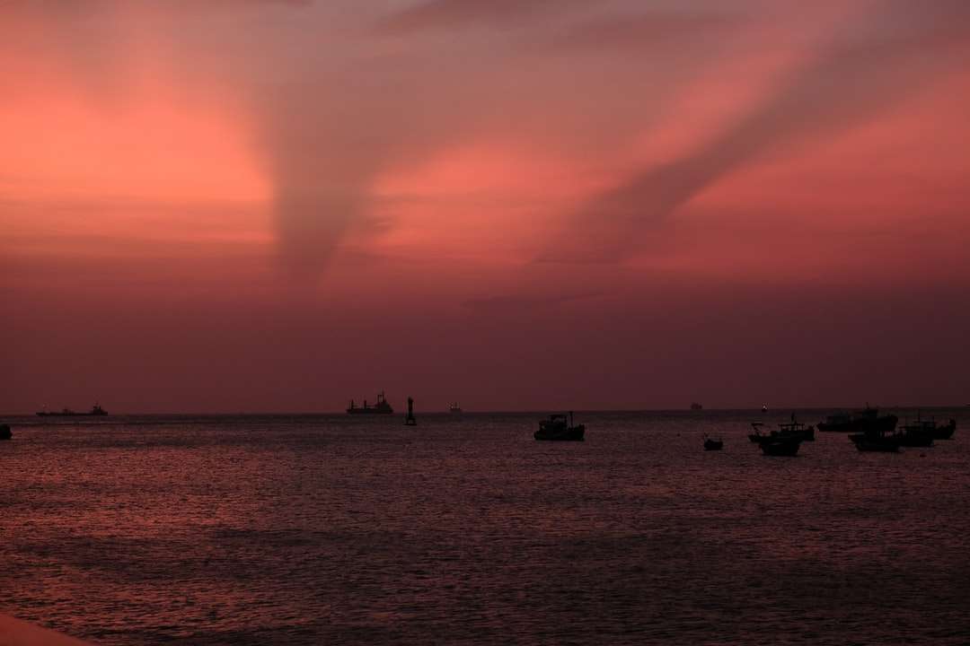 Schattenbild der Leute am Strand während des Sonnenuntergangs Online-Puzzle