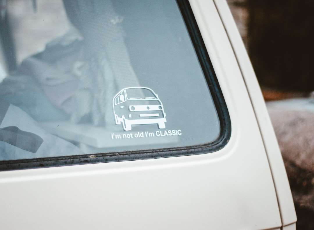 λευκό αυτοκίνητο με πινακίδα κυκλοφορίας παζλ online