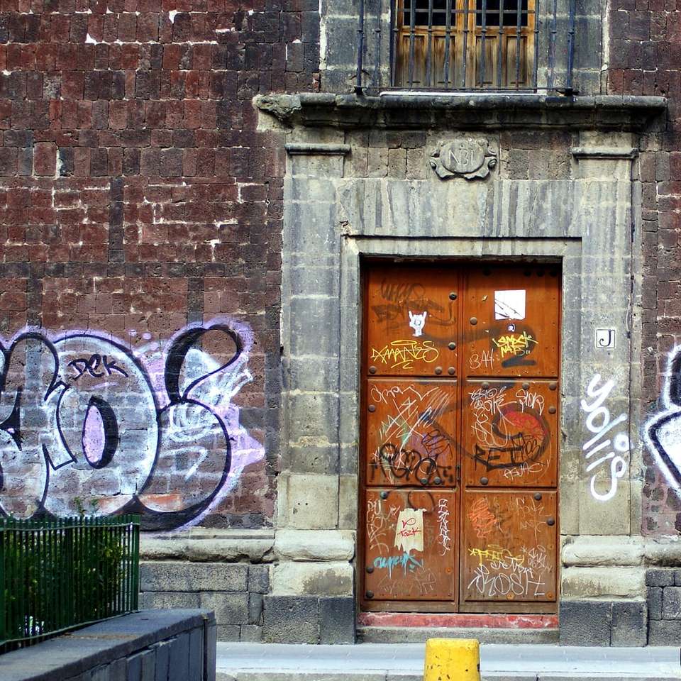 hnědé dřevěné dveře s bílými a modrými graffiti skládačky online