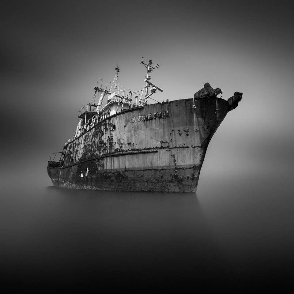 gråskalefoto av fartyget på havet pussel på nätet