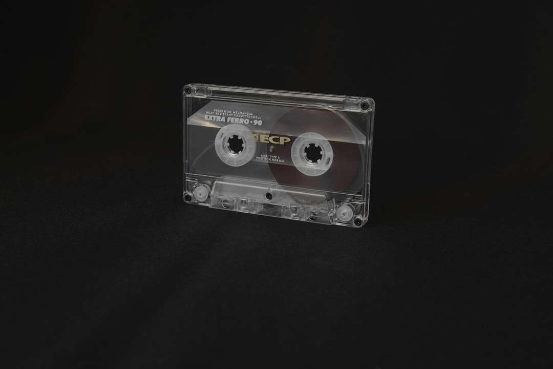 zwarte cassetteband op zwart textiel legpuzzel online