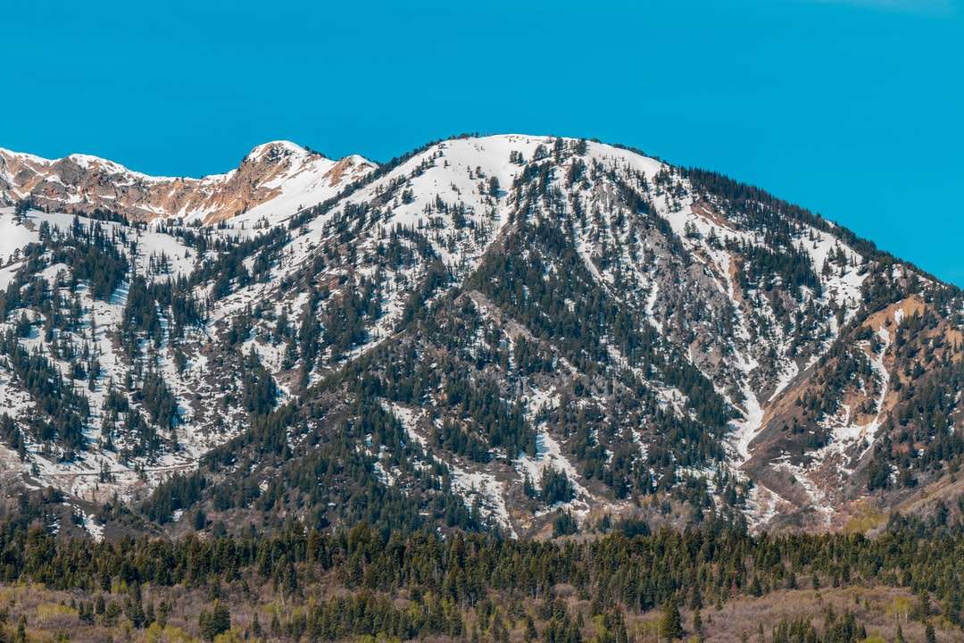 montanha coberta de neve durante o dia puzzle online