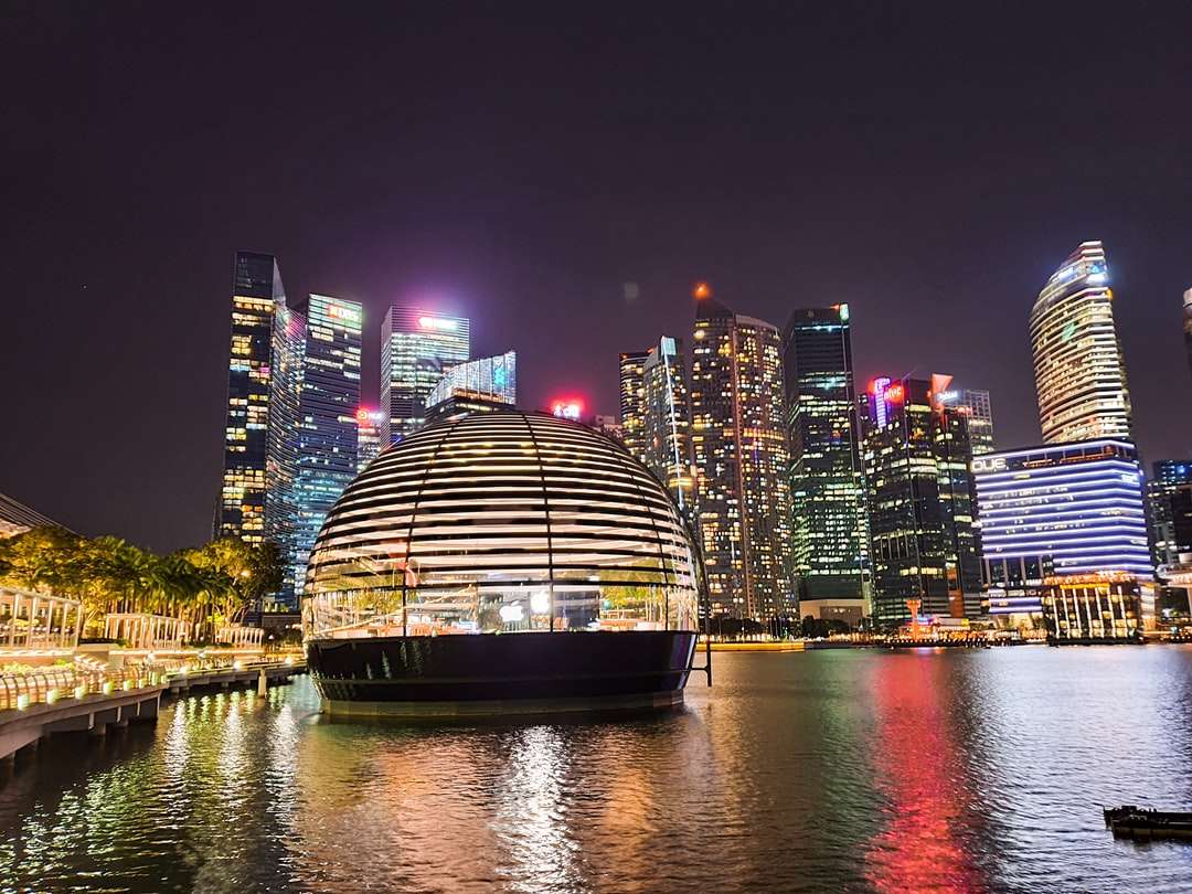panorama města v noci skládačky online