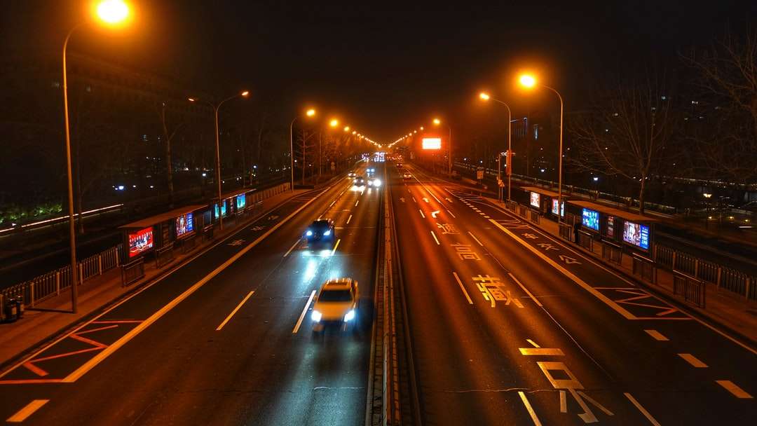 Autos auf der Straße während der Nacht Online-Puzzle