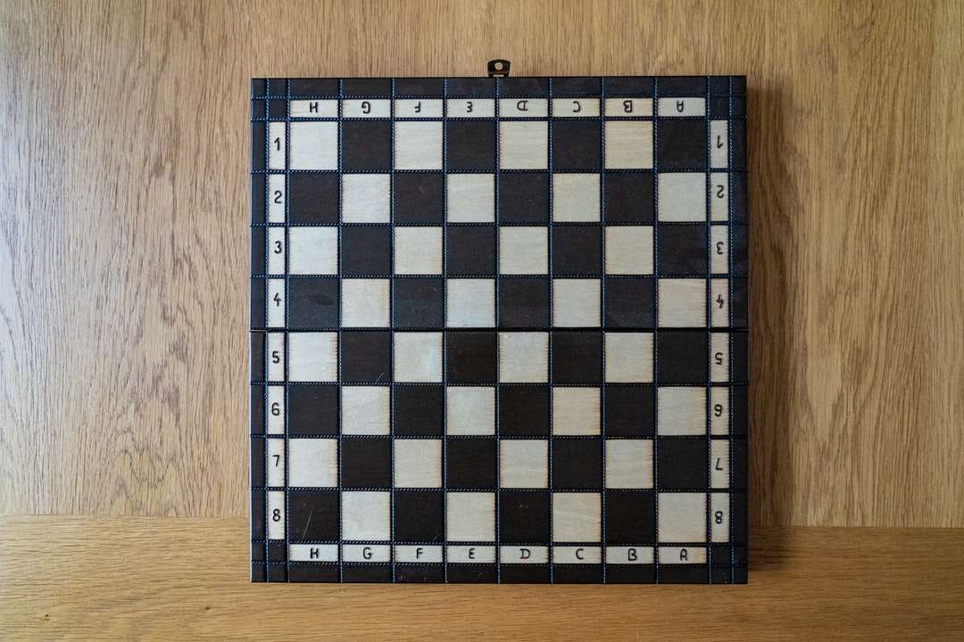 Schwarz-Weiß-Schachbrett Puzzlespiel online