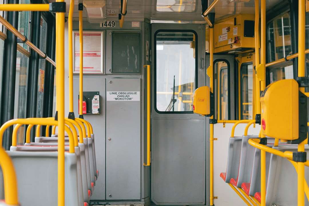 黄色と白の電車のドア ジグソーパズルオンライン