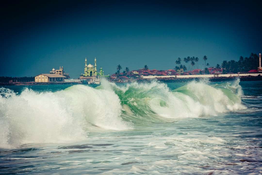 океанські хвилі, що розбиваються на берег вдень пазл онлайн
