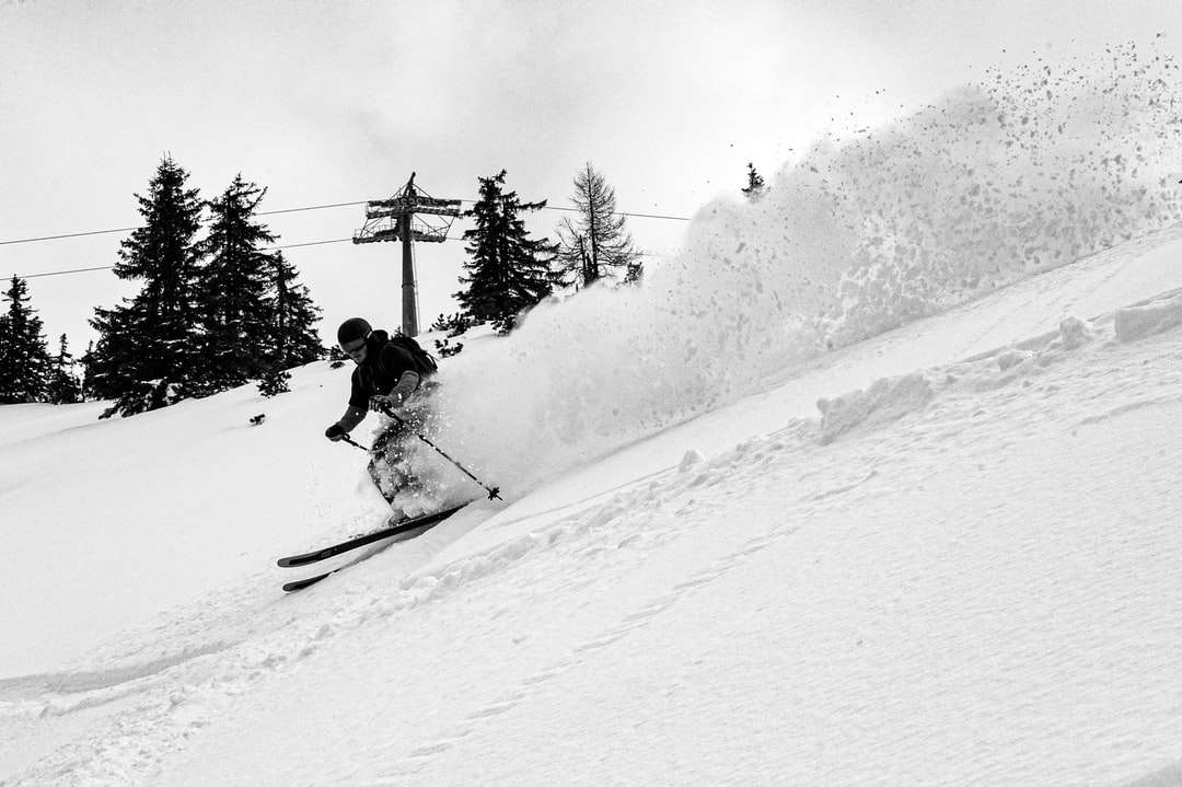 άτομο ιππασίας λεπίδες σκι στο χιονισμένο βουνό online παζλ