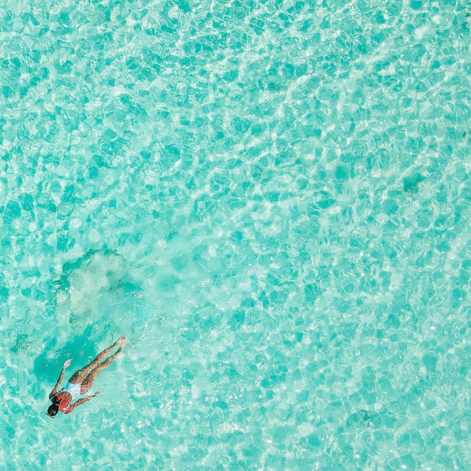 Luftaufnahme des weißen Bootes auf See während des Tages Puzzlespiel online