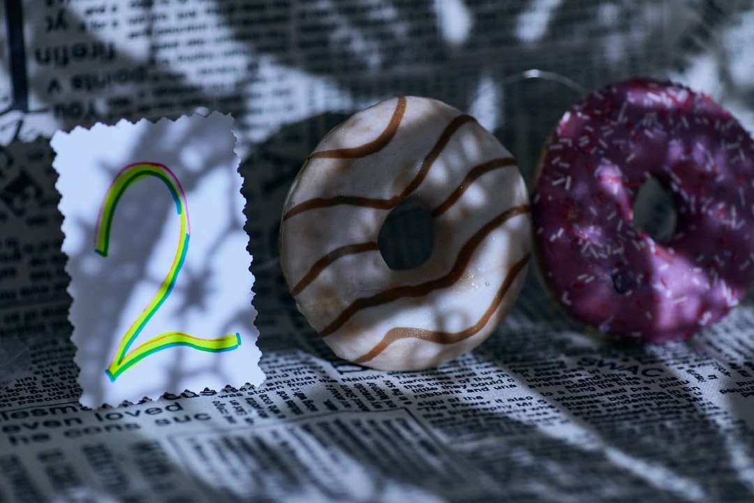 brauner und weißer Donut auf weißem Textil Online-Puzzle