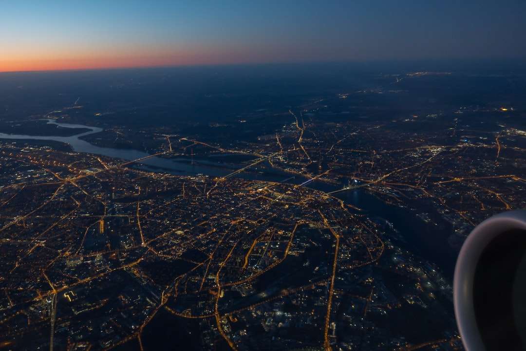 αεροφωτογραφία της πόλης κατά τη διάρκεια της νύχτας online παζλ