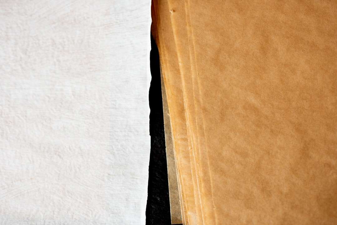 brun textil på vit textil Pussel online
