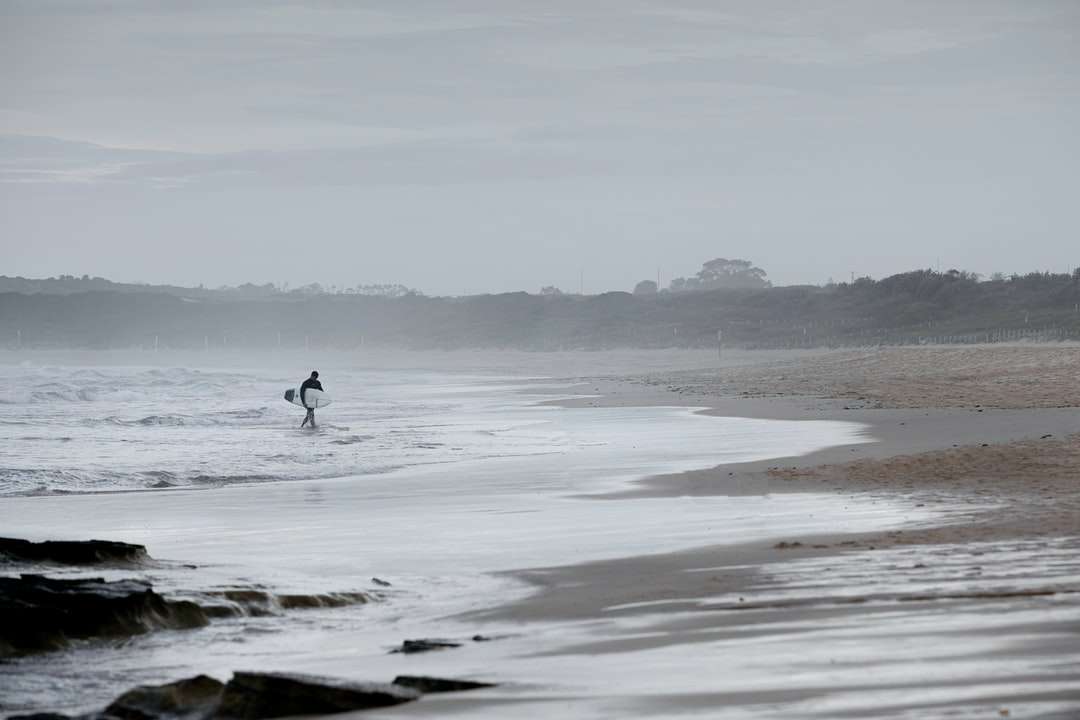 osoba chodící na pláži během dne skládačky online