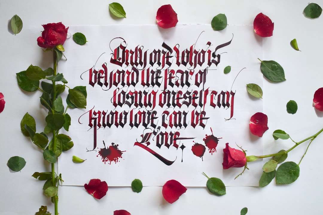la multi ani pentru tine cu petale de trandafir rosu puzzle online